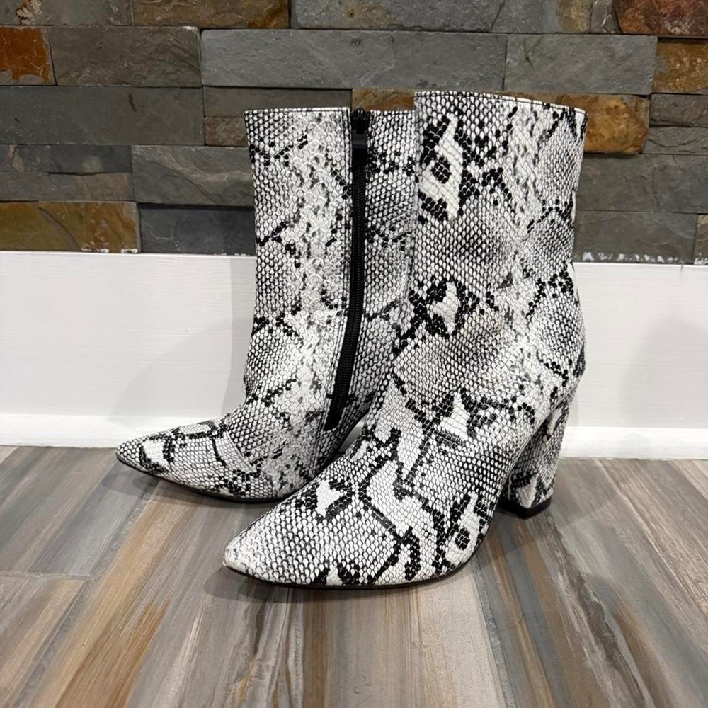 Black & white snake print ankle boots with a 4" heel size 7.5